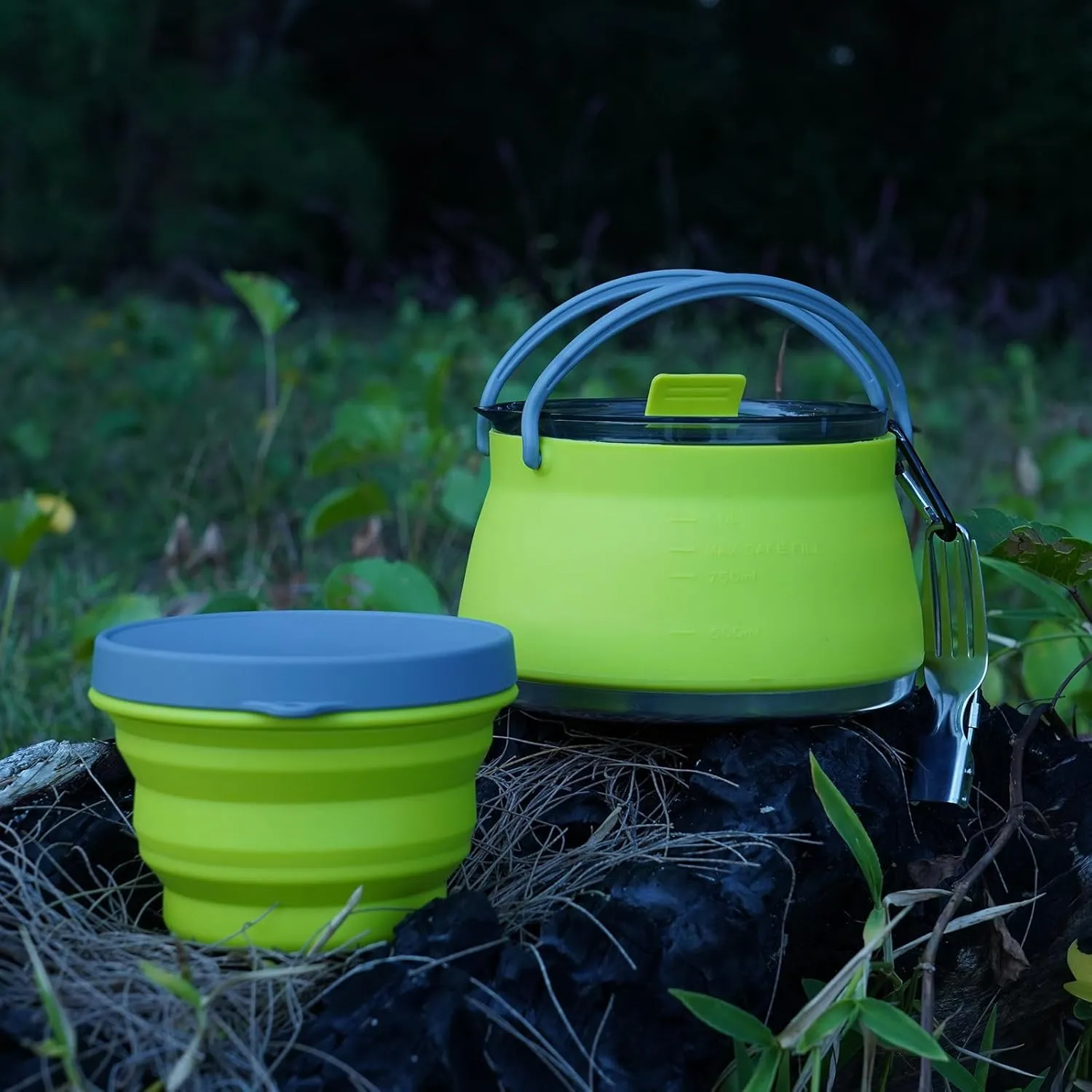 EEZEE 1L Collapsible Camping Kettle Portable Travel Kettle Folding Silicone Camping Cook Pot Foldable Compact Hiking Water Boiler and Warmer with Lid BPA-Free Backpacking Pot