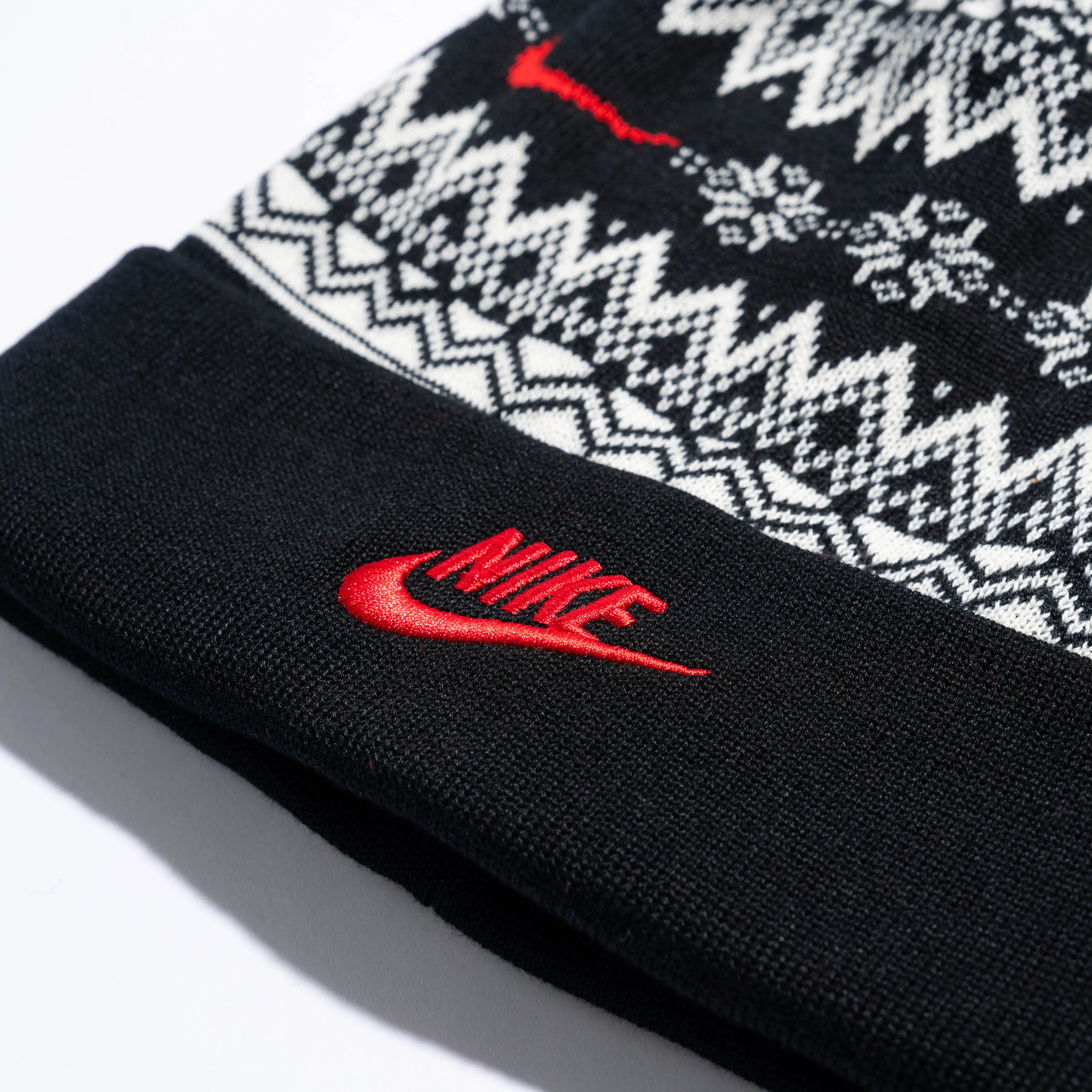 Nike Peak Fair Isle Beanie Black/University Red HF0188-010